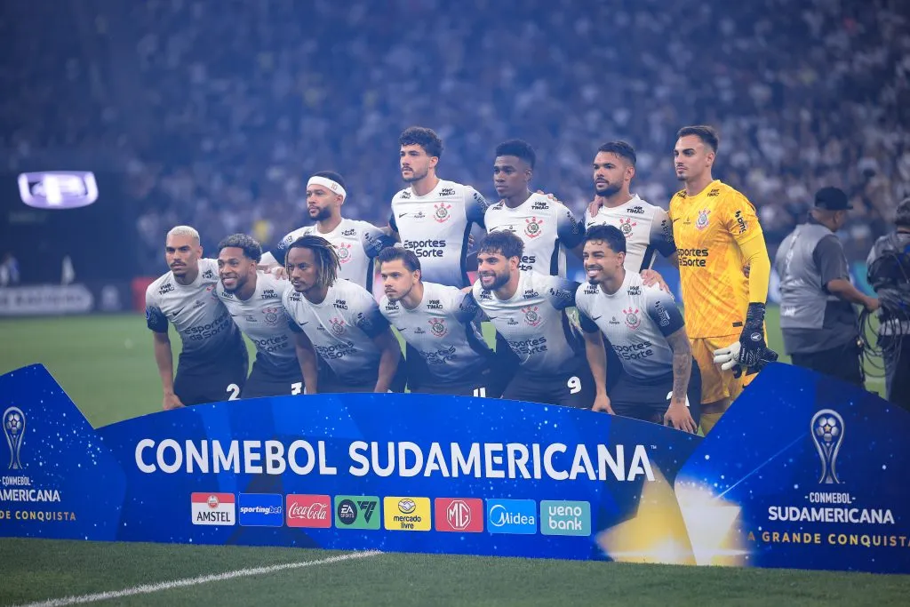 Jogadores do Corinthians posam para foto antes de partida pelo campeonato Copa Sul-americana – Foto: Ettore Chiereguini/AGIF