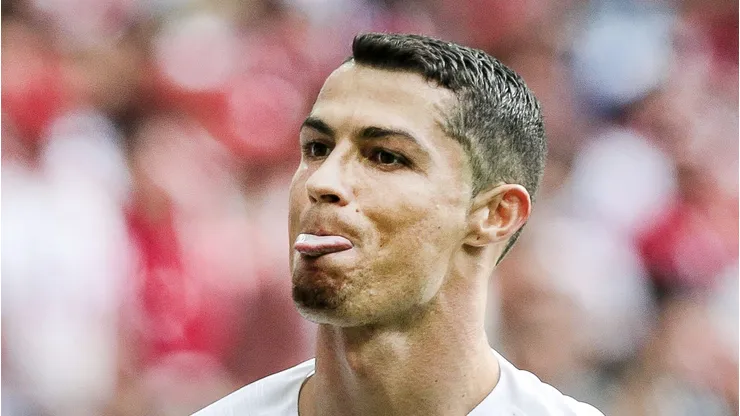 Cristiano Ronaldo com a camisa da Seleção de Portugal.