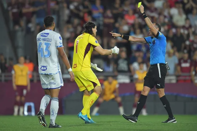 Juan Gabriel Benítez mostra cartão amarelo para Cássio do Cruzeiro durante Sul-Americana 2024 Foto: Marcelo Endelli/Getty Images