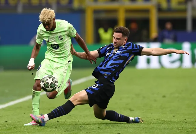 Lamine Yamal, do Barcelona, é desafiado por Carlos Augusto – Foto: Marco Luzzani/Getty Images