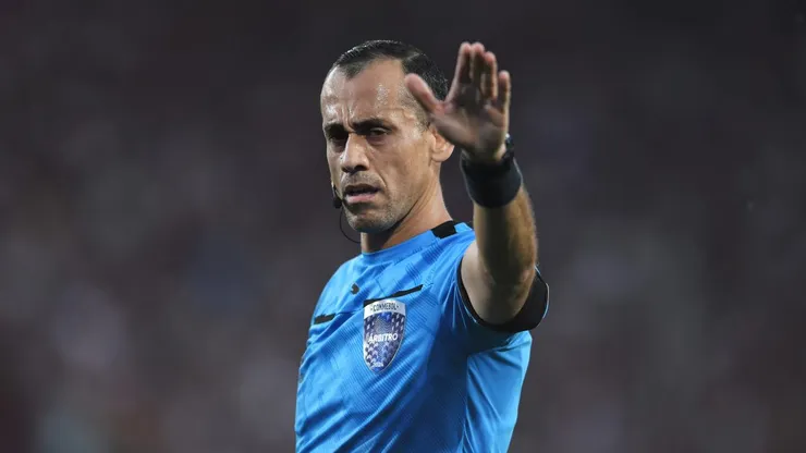 Árbitro Juan Gabriel Benítez. (Photo by Marcelo Endelli/Getty Images)