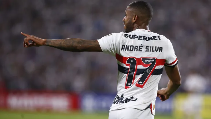 André Silva, do São Paulo, comemora após marcar o segundo gol do time durante um jogo da Copa CONMEBOL Libertadores 2025 entre Alianza Lima - Foto: Fernando Sangama/Getty Images