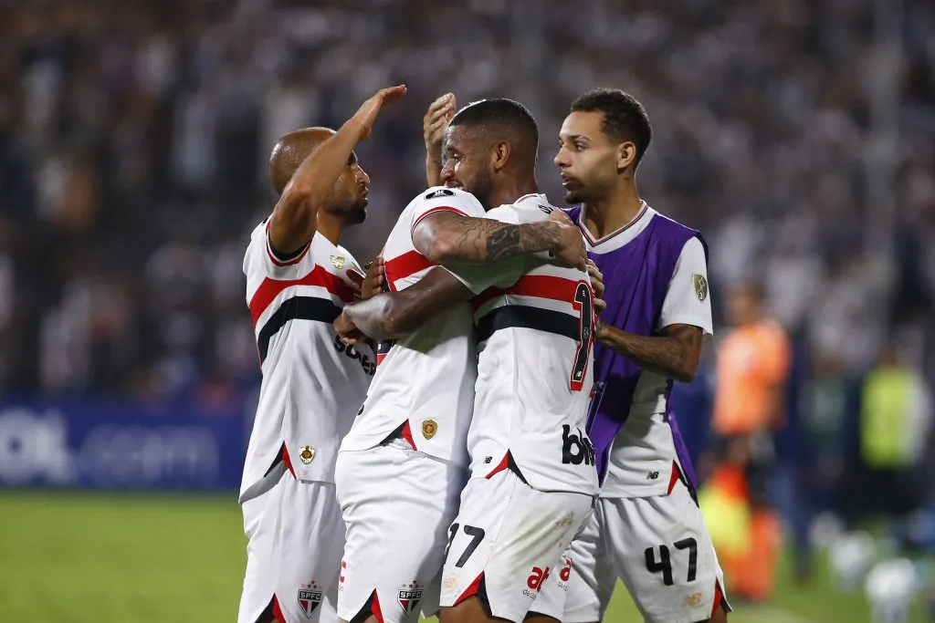 Jogadores do SPFC comemorando gol. Foto: Fernando Sangama/Getty Images