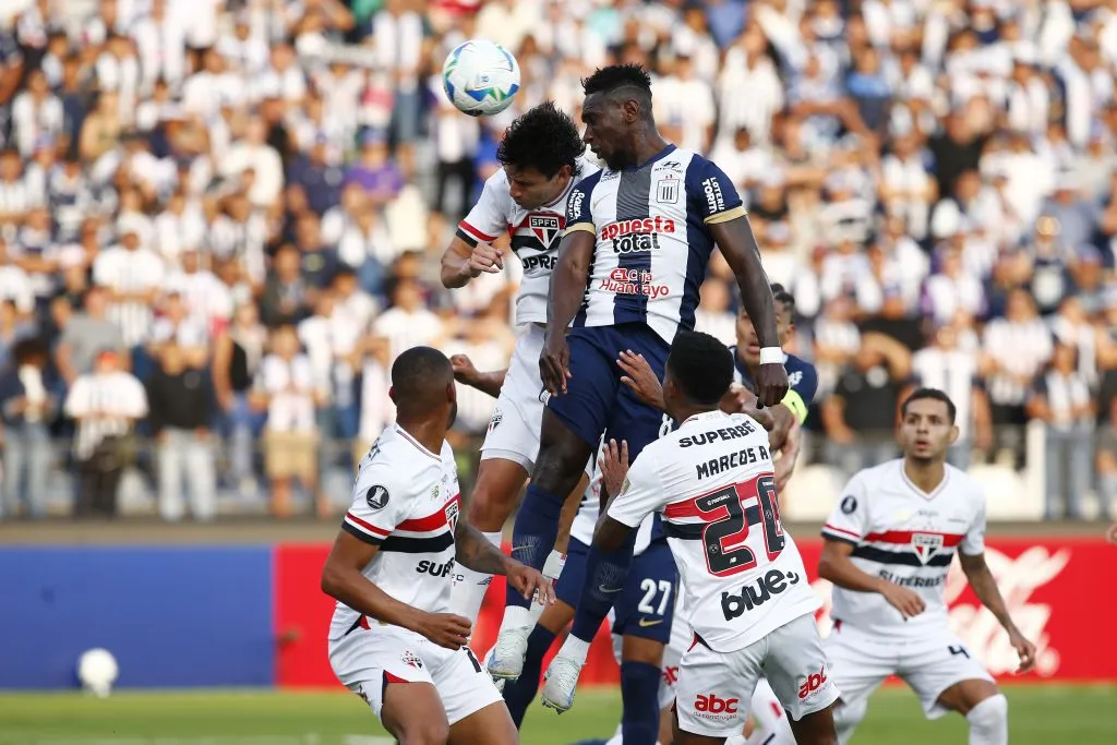 Defesa do São Paulo se destacada em jogo contra o Alianza Lima. Foto: Fernando Sangama/Getty Images)