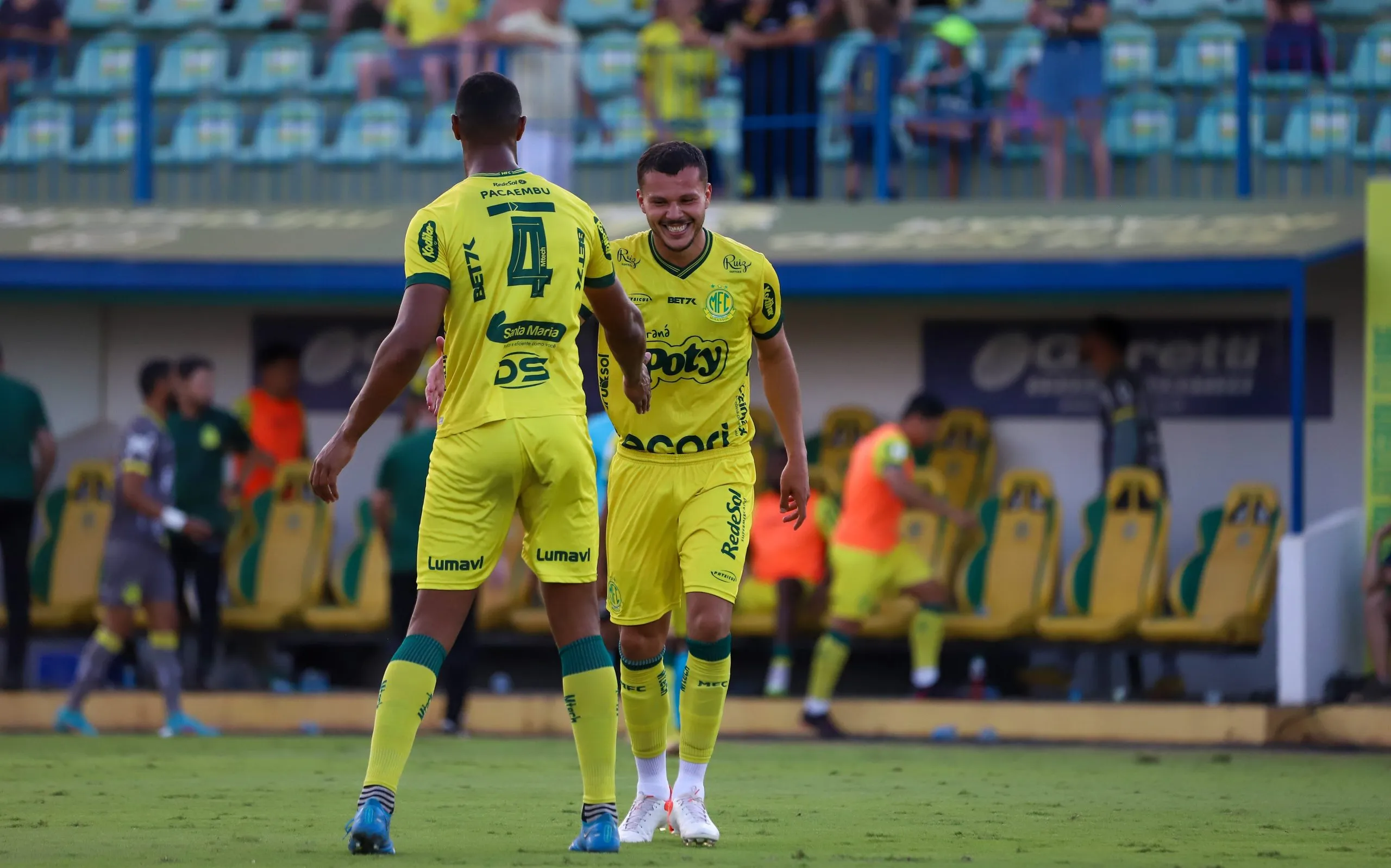 Thalisson, jogador do Mirassol comemora seu gol com Luiz Otavio contra o Atletico-GO no estadio Jose Maria de Campos Maia pelo Brasileirão B 2023. Foto: Pedro Zacchi/AGIF