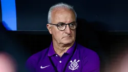 Dorival Jr. técnico do Corinthians acompanha equipe em partida
