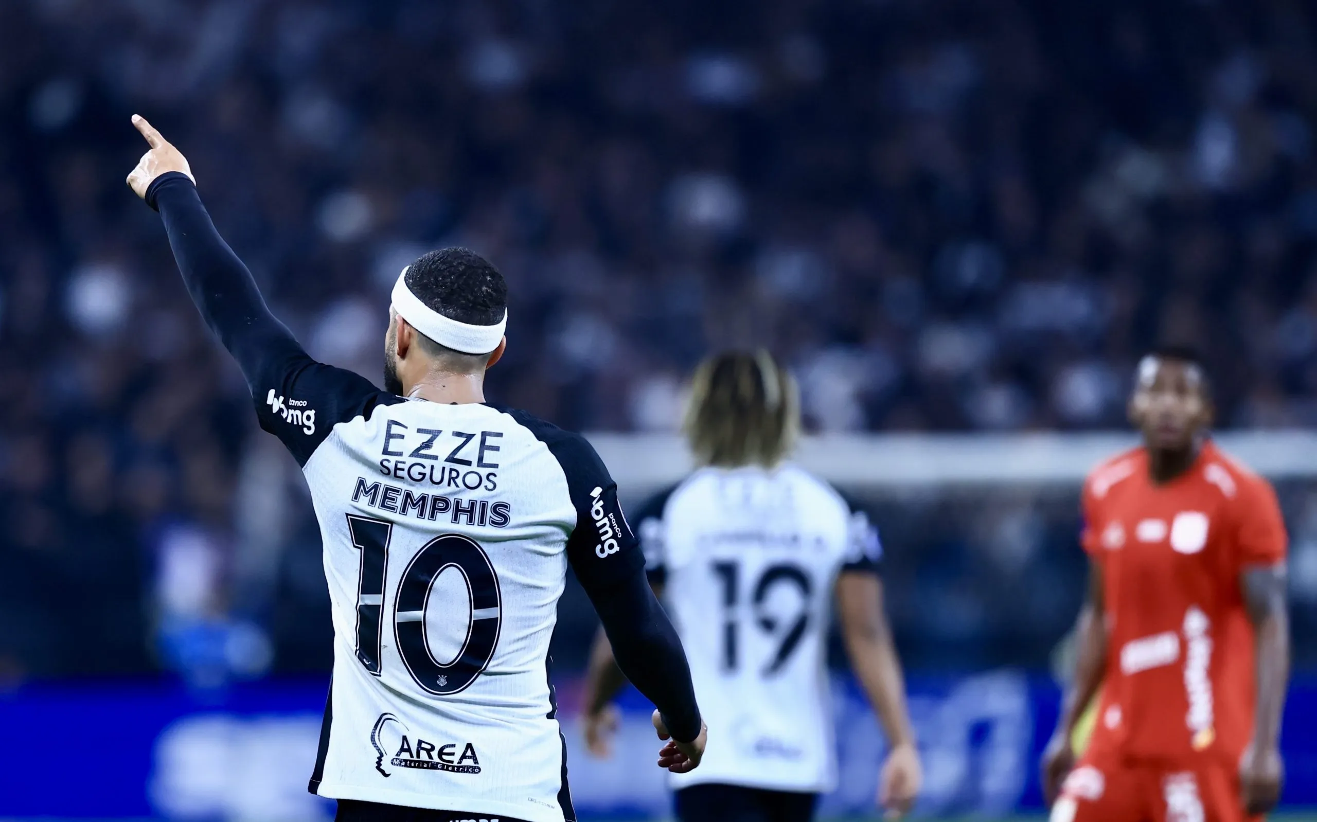 Memphis Depay, jogador do Corinthians comemora seu gol durante partida contra o America de Cali na Arena Corinthians pela Copa Sul-americana 2025. Foto: Marcello Zambrana/AGIF