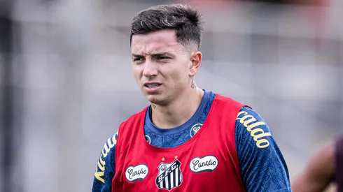 Barreal em ação no CT Rei Pelé