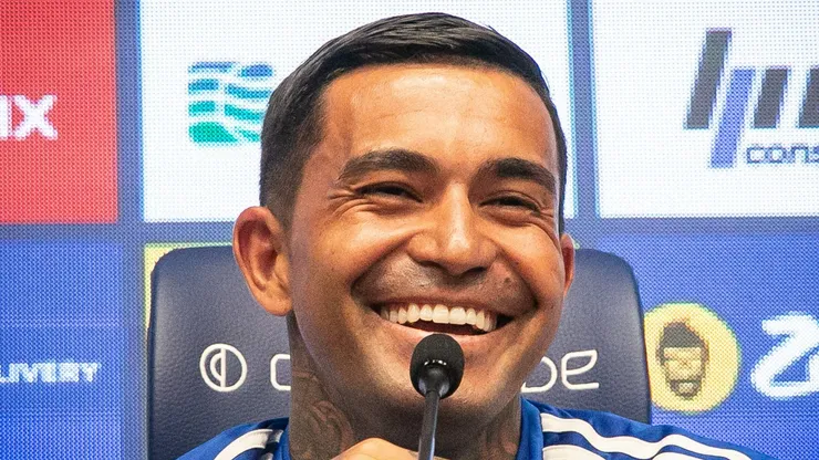 Dudu durante entrevista de apresentação no Cruzeiro.