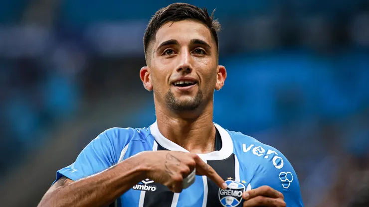 Chistian Olivera jogador do Gremio comemora seu gol durante partida contra o Santos. Foto: Maxi Franzoi/AGIF