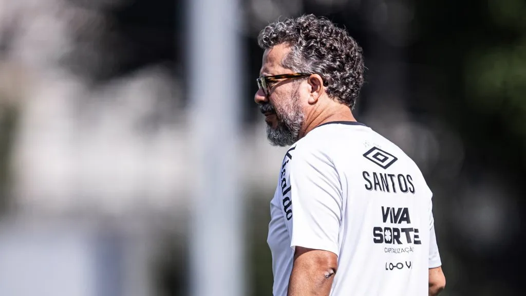 Cléber Xavier, técnico do Santos, durante treinamento – Fotos: Raul Baretta/ Santos FC.