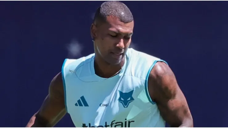 Walace durante treinamento no CT Toca II