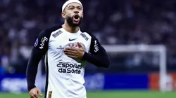 Memphis Depay jogador do Corinthians comemora seu gol durante partida contra o America de Cali no estádio Arena Corinthians pelo campeonato Copa Sul-americana 2025. Foto: Marcello Zambrana/AGIF