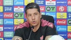 Carpini dando coletiva após Vitória x Defensa y Justicia.