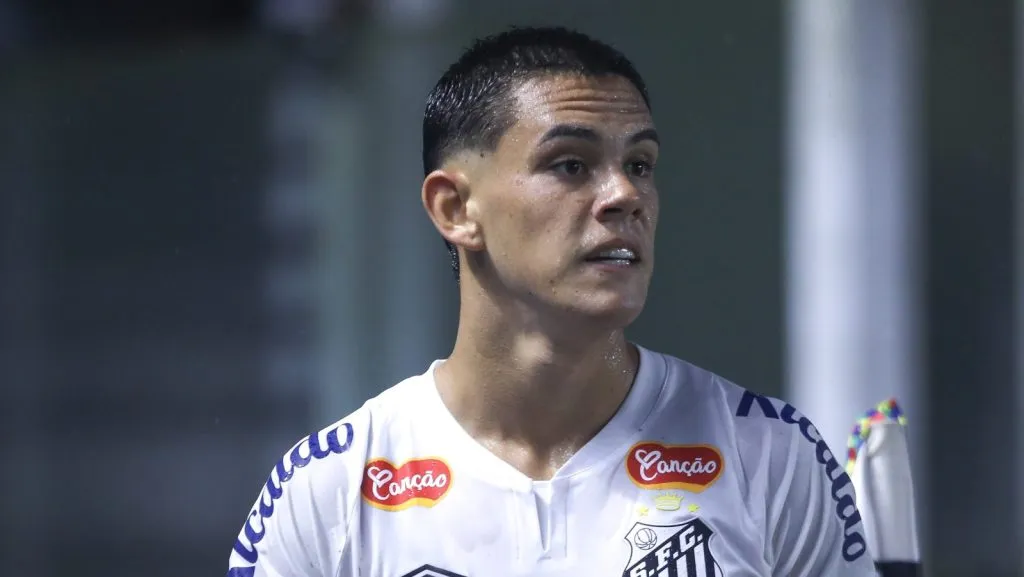 JP Chermont jogador do Santos durante partida contra o Mirassol no estadio Vila Belmiro pelo campeonato Paulista 2025. Foto: Reinaldo Campos/AGIF