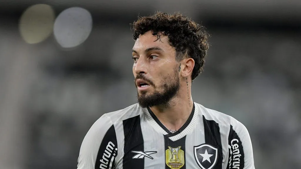 Alex Telles, atleta do Alvinegro de General Severiano. Foto: Thiago Ribeiro/AGIF.