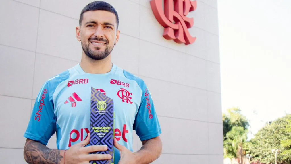 Arrascaeta com o troféu de melhor jogador do mês de abril – Foto: Reprodução/Flamengo