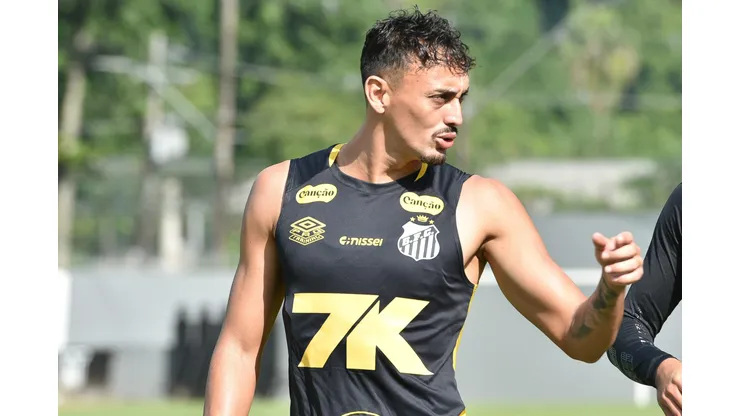 SP - SANTOS - 07/05/2025 - SANTOS, TREINO - Diego Pituca jogador do Santos durante treino no Centro de Treinamento CT Rei Pele. Foto: JOTA ERRE/AGIF