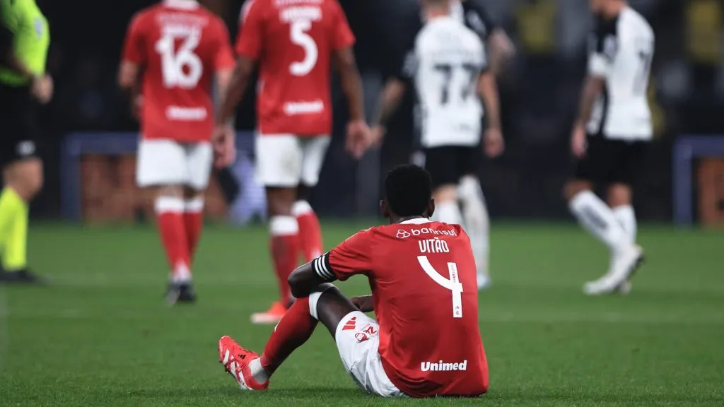 Vitão, jogador do Internacional, lamenta derrota ao final da partida contra o Corinthians, pelo Brasileirão Betano. Foto: Ettore Chiereguini/AGIF.