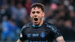 Carballo com a camisa do Grêmio