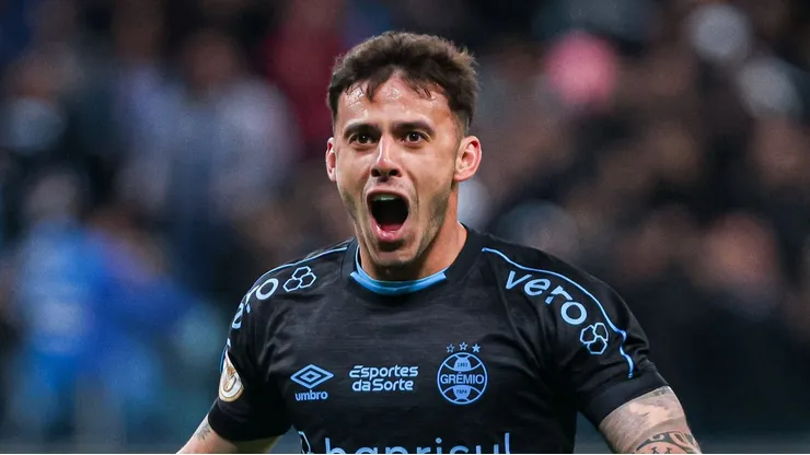 Carballo com a camisa do Grêmio