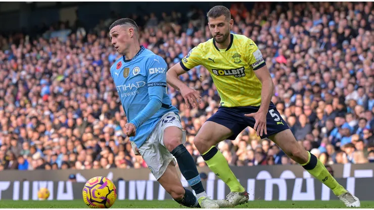 Phil Foden com a bola na partida entre Manchester City e Southampton. Foto: Action Plus Sports Images / Alamy Stock Photo