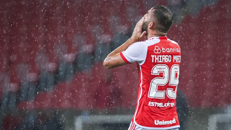 Thiago Maia jogador do Internacional lamenta durante partida contra o Bahia - Foto: Maxi Franzoi/AGIF