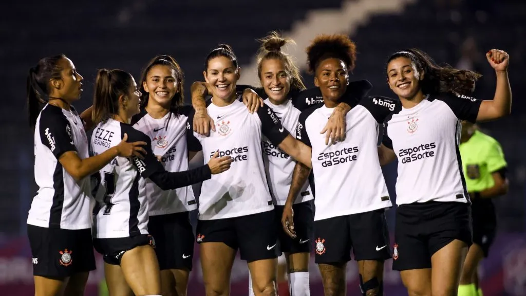 Elenco feminino do Corinthians em vitória contra o Bahia no Brasileirão Feminino