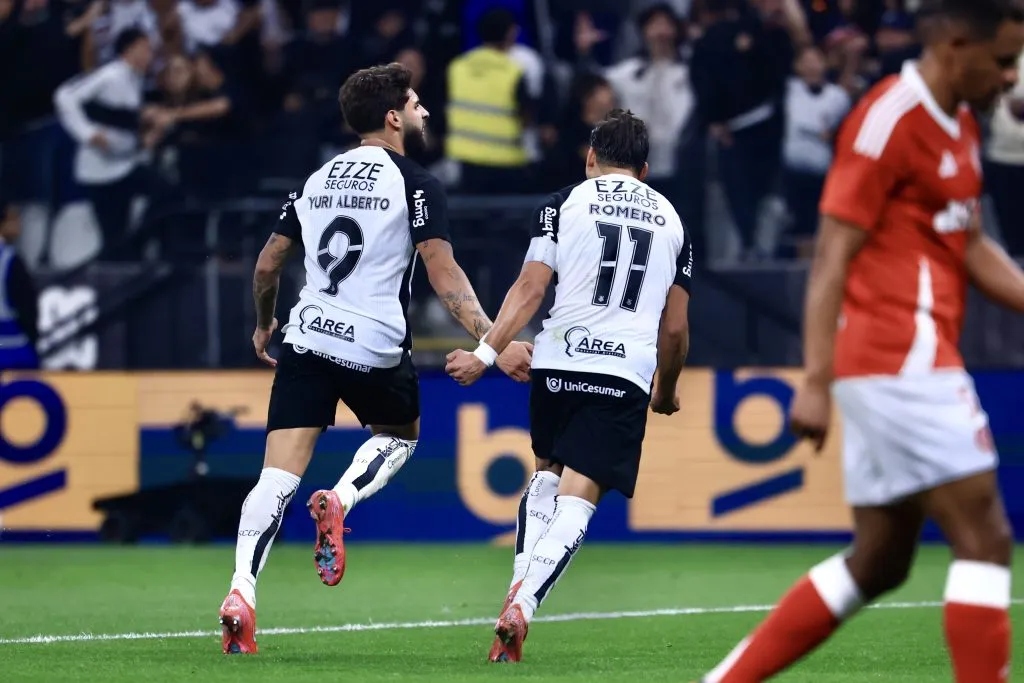 Yuri Alberto jogador do Corinthians comemora seu gol com Romero durante partida contra o Internacional – Foto: Marcello Zambrana/AGIF