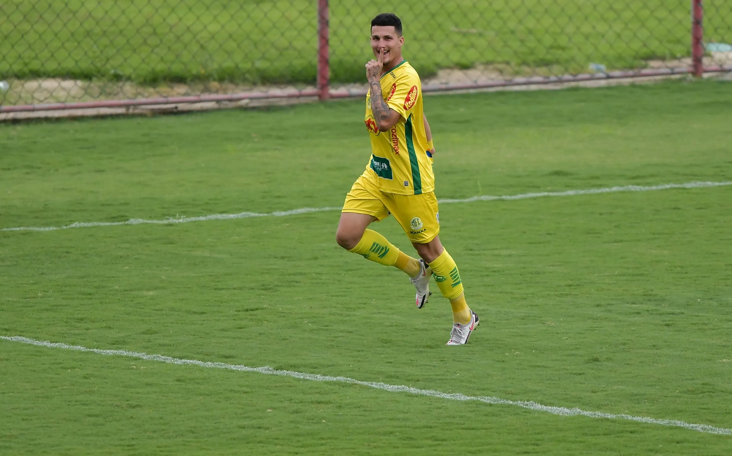Danilo Boza, jogador do Mirassol comemora seu gol durante partida contra o Portuguesa no estadio Luso Brasileiro pelo campeonato Brasileiro D 2020. Foto: Thiago Ribeiro/AGIF