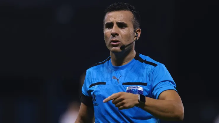 Árbitro Piero Maza. (Photo by Franklin Jacome/Getty Images)