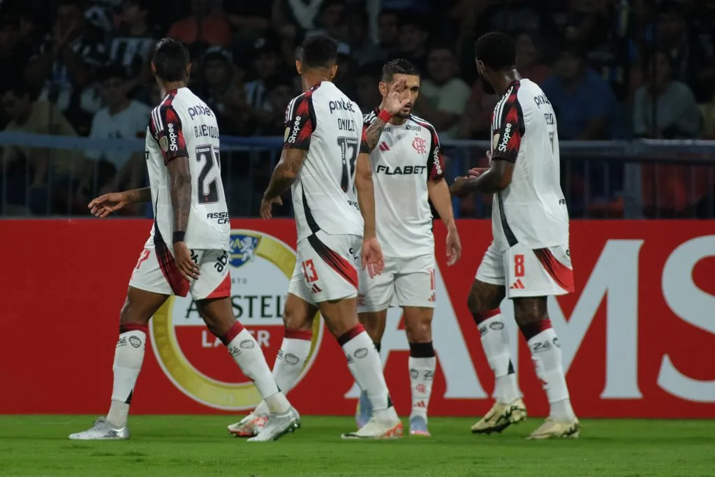 Arrascaeta marca o gol do Flamengo contra o Central na Argentina. Foto: Joaquín Camiletti/Getty Images.