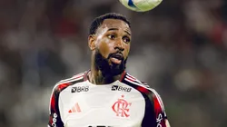 Gerson em disputa de bola na Libertadores