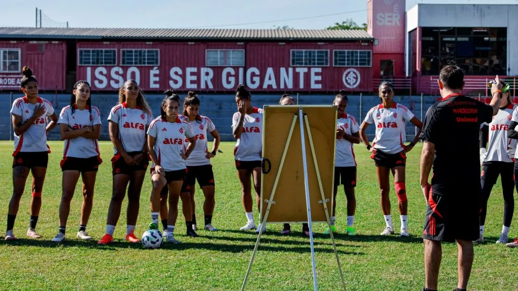 Técnico Mauricio Salgado em treino no CT do Internaciona