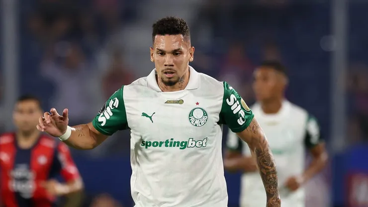 Paulinho durante partida na casa do Cerro