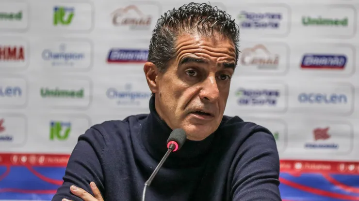 Renato Paiva em coletiva - Foto: Robson Mafra/AGIF