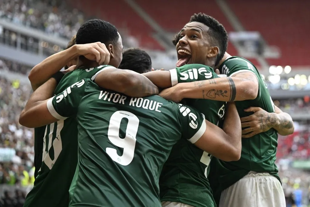 DF – BRASILIA – 04/05/2025 – BRASILEIRO A 2025, VASCO X PALMEIRAS – Vitor Roque jogador do Palmeiras comemora seu gol durante partida contra o Vasco no estadio Mane Garrincha pelo campeonato Brasileiro A 2025. Foto: Mateus Bonomi/AGIF