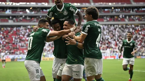 Vitor Roque jogador do Palmeiras comemora seu gol durante partida contra o Vasco no estádio Mane Garrincha pelo campeonato Brasileiro A 2025. Foto: Mateus Bonomi/AGIF
