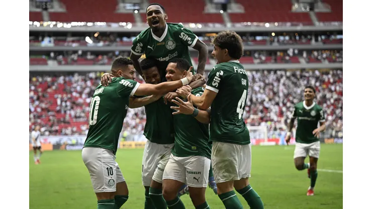 Vitor Roque jogador do Palmeiras comemora seu gol durante partida contra o Vasco no estádio Mane Garrincha pelo campeonato Brasileiro A 2025. Foto: Mateus Bonomi/AGIF