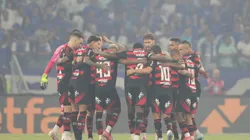 Jogadores do Flamengo durante entrada em campo para partida contra o Cruzeiro no estádio Mineirão pelo campeonato Brasileiro A 2025. Foto: Gilson Lobo/AGIF