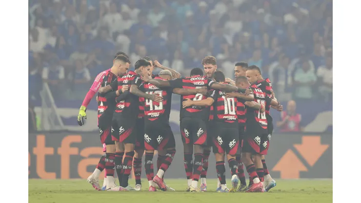 Jogadores do Flamengo durante entrada em campo para partida contra o Cruzeiro no estádio Mineirão pelo campeonato Brasileiro A 2025. Foto: Gilson Lobo/AGIF