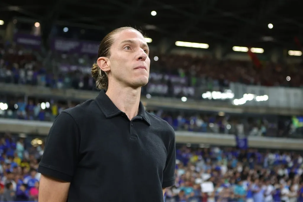MG – BELO HORIZONTE – 04/05/2025 – BRASILEIRO A 2025, CRUZEIRO X FLAMENGO – Filipe Luis tecnico do Flamengo durante partida contra o Cruzeiro no estadio Mineirao pelo campeonato Brasileiro A 2025. Foto: Gilson Lobo/AGIF