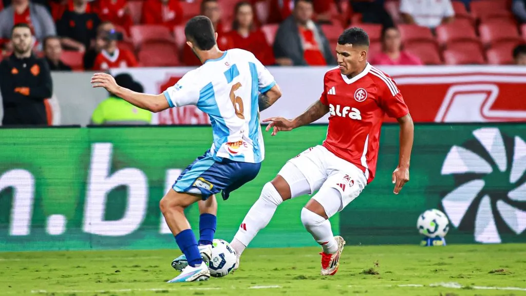 Braian Aguirre jogador do Internacional disputa lance com Leandro Cerqueira jogador do Maracanã durante partida no estádio Beira-Rio pelo campeonato [COMPETIÇÃO]. Foto: Maxi Franzoi/AGIF