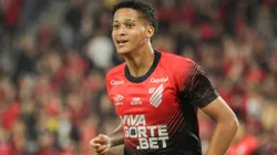 PR - CURITIBA - 04/05/2025 - BRASILEIRO B 2025, ATHLETICO-PR X BOTAFOGO-SP - Tevis jogador do Athletico-PR comemora seu gol durante partida contra o Botafogo-SP no estadio Arena da Baixada pelo campeonato Brasileiro B 2025. Foto: Robson Mafra/AGIF