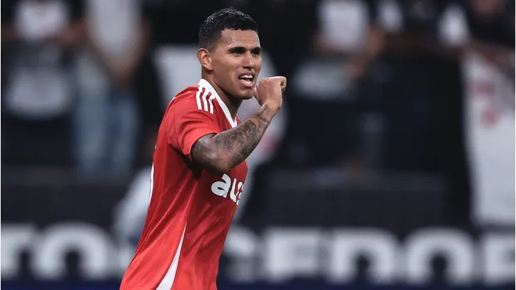 Aguirre jogador do Internacional comemora seu gol durante partida contra o Corinthians no estádio Arena Corinthians pelo campeonato Brasileiro A 2025.
