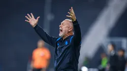 Mano Menezes durante o duelo contra o Atlético Grau-PER