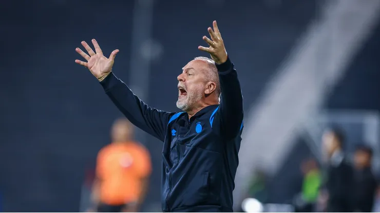 Mano Menezes durante o duelo contra o Atlético Grau-PER