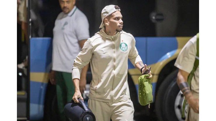 CE - FORTALEZA - 30/04/2025 - COPA DO BRASIL 2025, CEARA X PALMEIRAS - Paulinho jogador do Palmeiras durante chegada da equipe para partida contra o Ceara no estadio Arena Castelao pelo campeonato Copa Do Brasil 2025. Foto: Baggio Rodrigues/AGIF