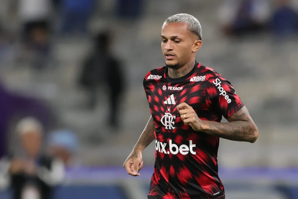 MG – BELO HORIZONTE – 04/05/2025 – BRASILEIRO A 2025, CRUZEIRO X FLAMENGO – Wesley jogador do Flamengo durante aquecimento antes da partida contra o Cruzeiro no estadio Mineirao pelo campeonato Brasileiro A 2025. Foto: Gilson Lobo/AGIF