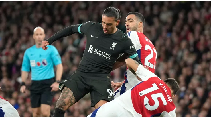 Darwin Núñez em partida entre Liverpool e Arsenal. Foto: Associated Press / Alamy Stock Photo